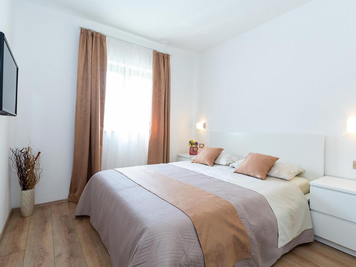 Villa Gioia Apartment With Terrace Porec Bagian luar foto