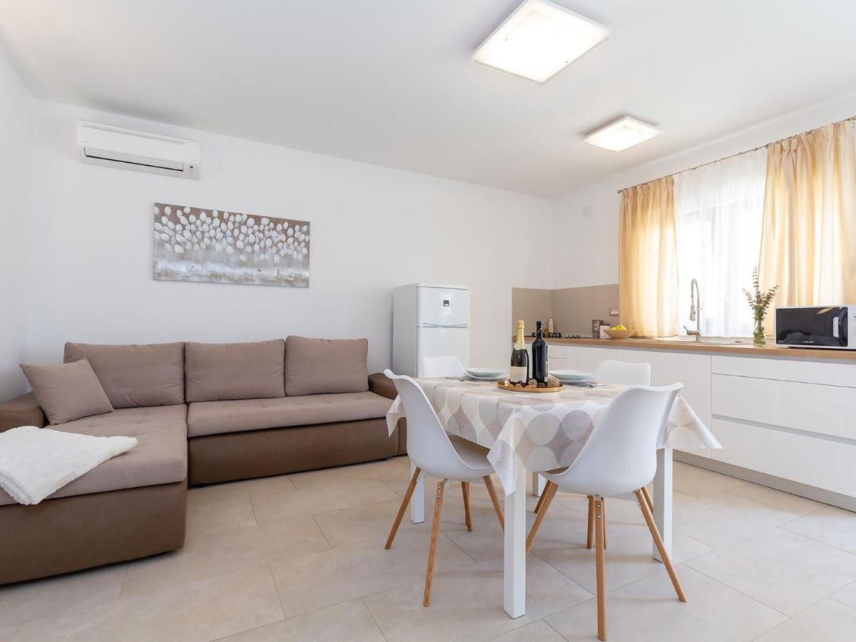 Villa Gioia Apartment With Terrace Porec Bagian luar foto