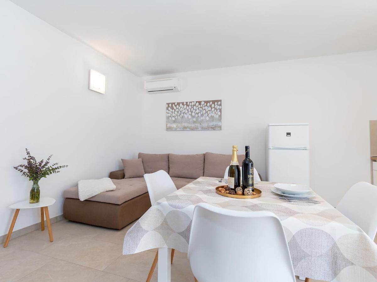 Villa Gioia Apartment With Terrace Porec Bagian luar foto